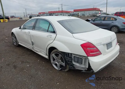 2010 Mercedes-Benz S 550 z USA, uszkodzony, nr VIN WDDNG7BB7AA296208